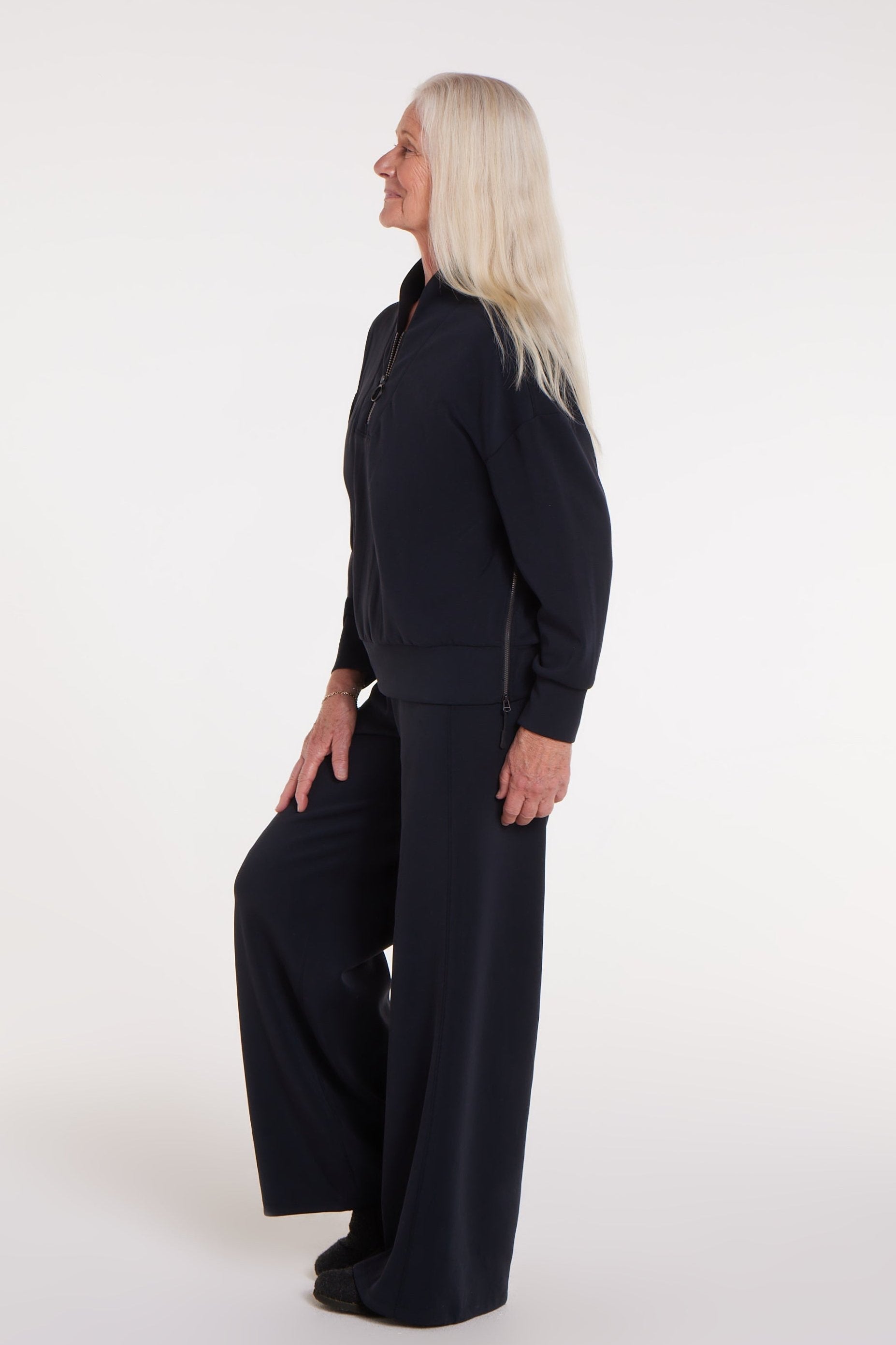 Genevieve Adaptable Pullover in Black