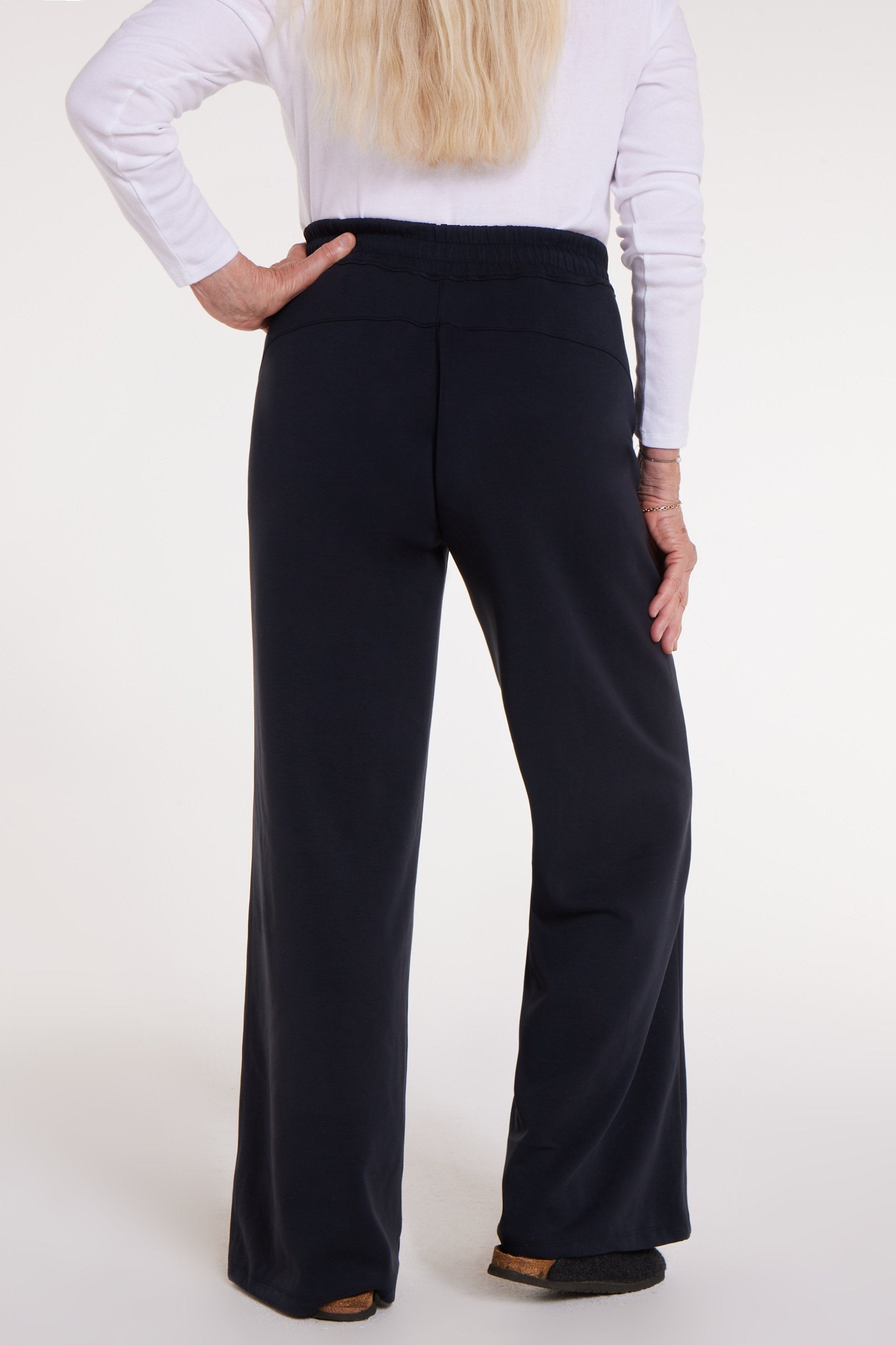 Genevieve Adaptable Pullover in Black