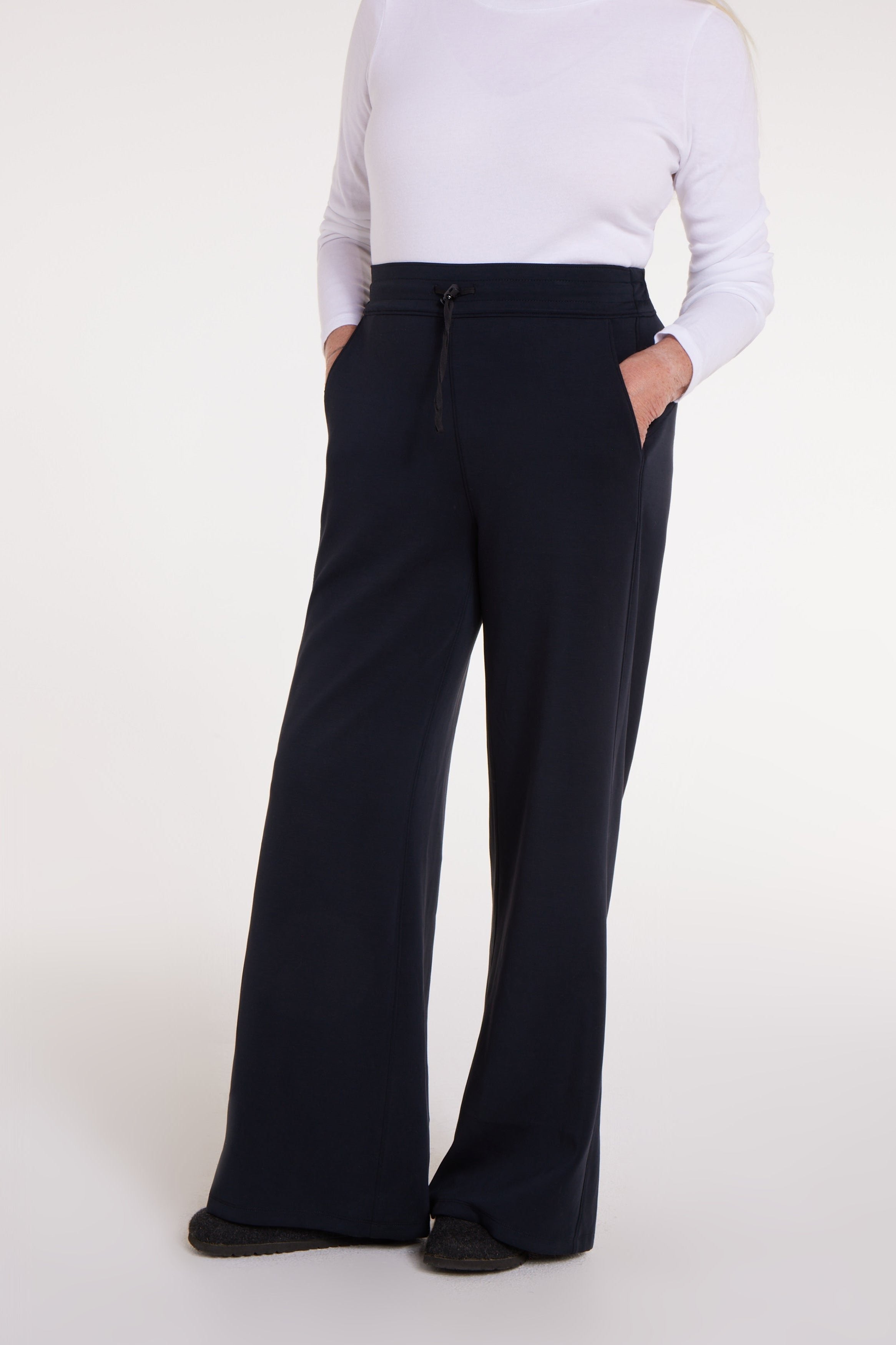 Genevieve Adaptable Pullover in Black