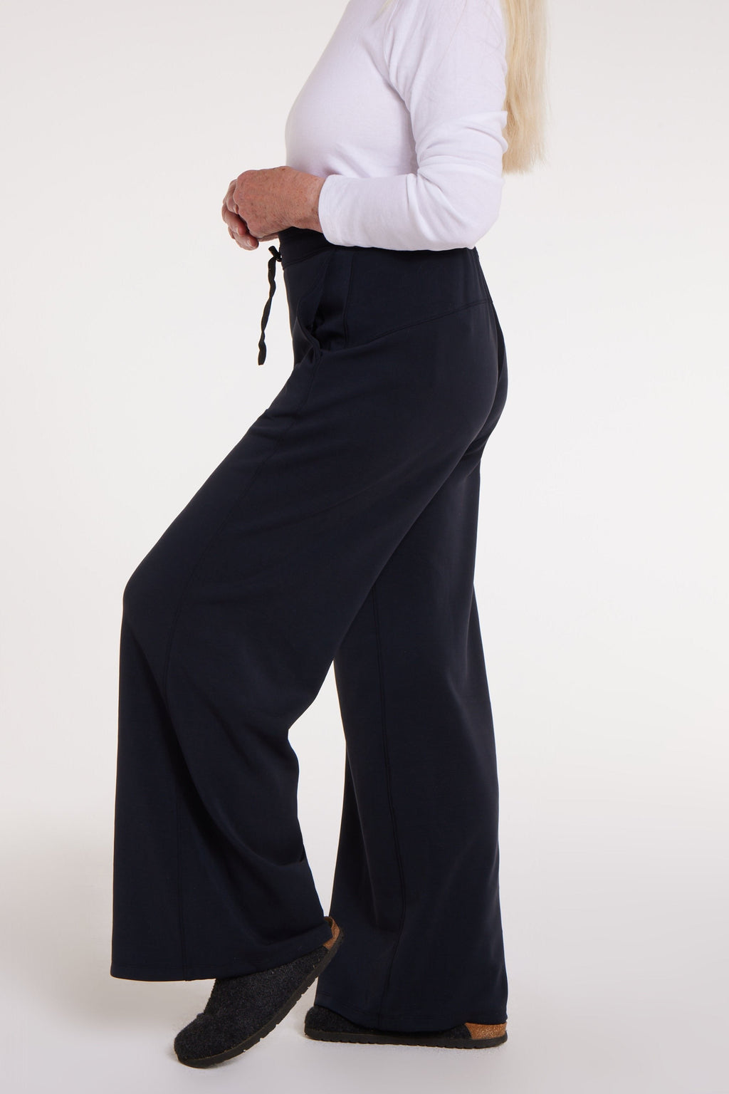 Genevieve Adaptable Pullover in Black