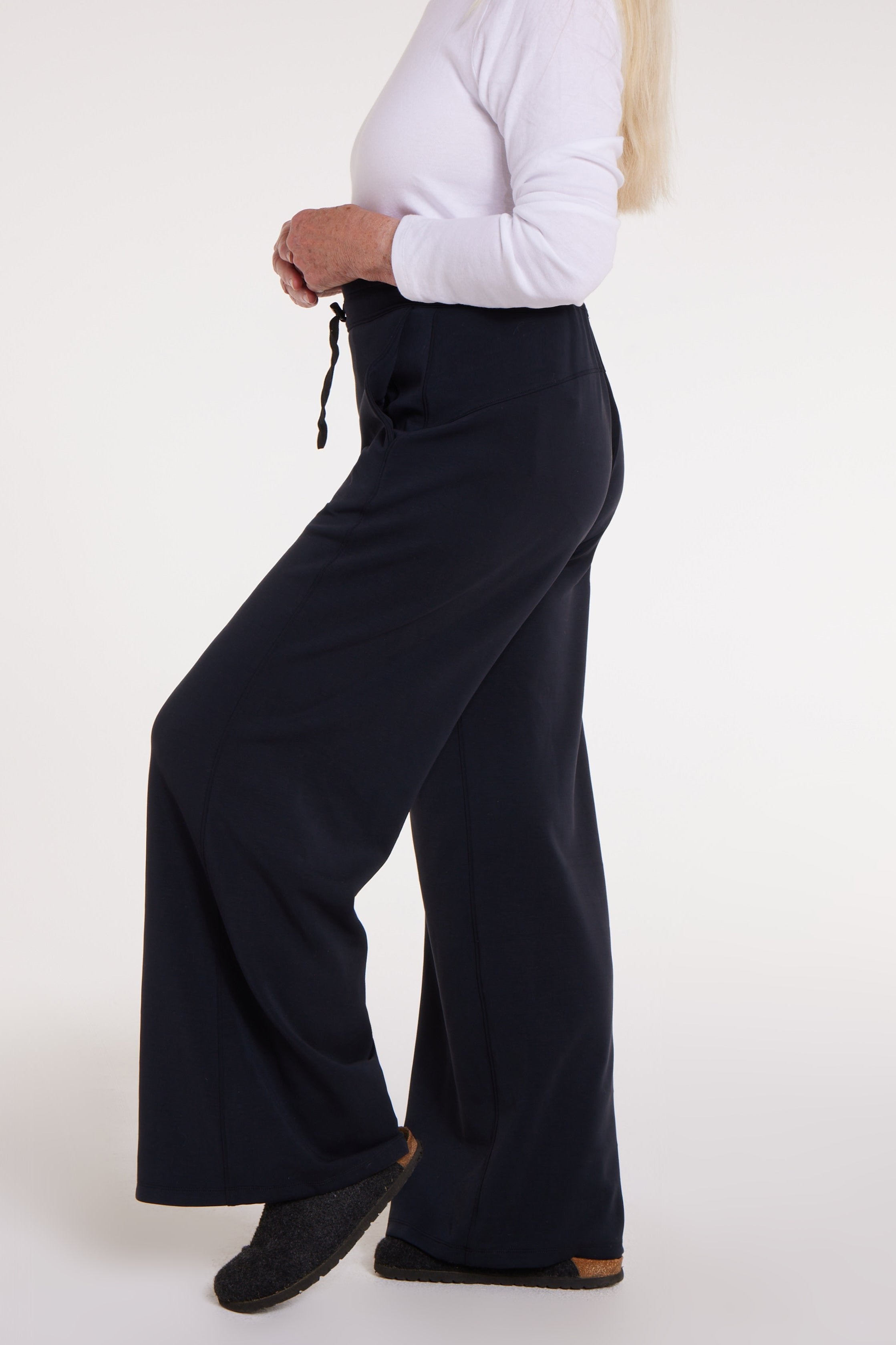 Genevieve Adaptable Pullover in Black