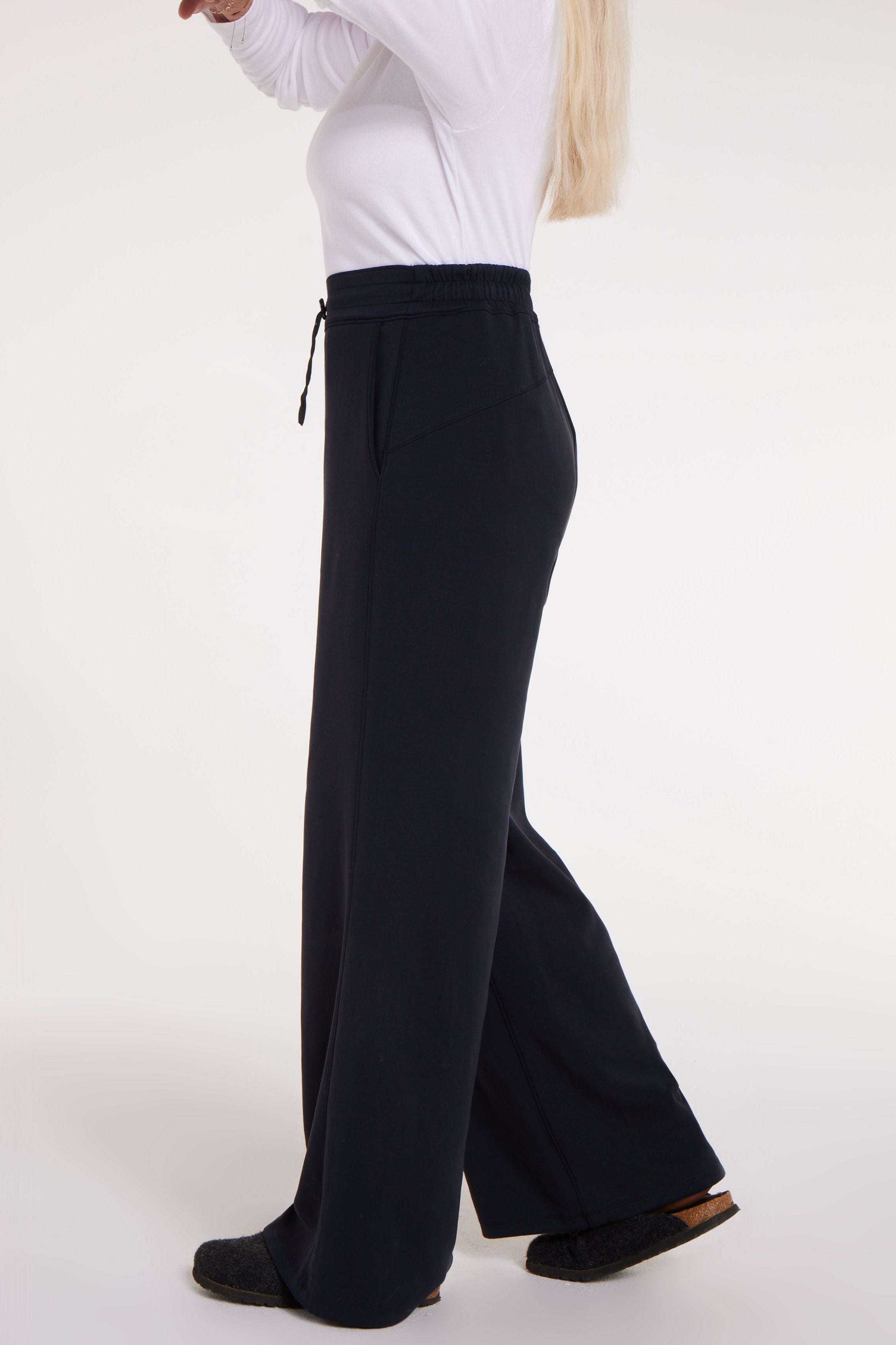 Genevieve Adaptable Pullover in Black